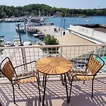 Riva 3* Omišalj