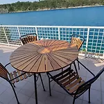 Riva 3* Omišalj