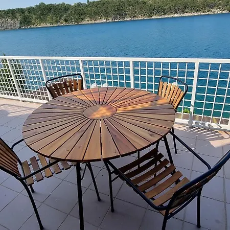Riva 3* Omišalj