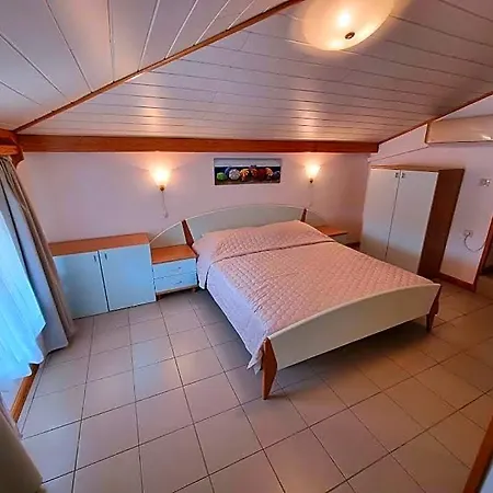 Riva 3* Omisalj