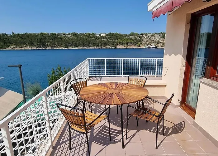 Riva 3* Omišalj